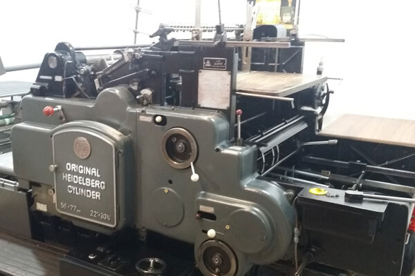 لترپرس هایدلبرگ در حال تیغزنی و برجستهسازی جعبه و بستهبندی